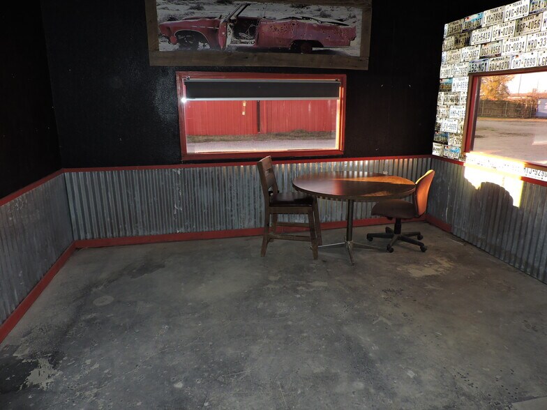 More Photos Of 920 W Mason St, Mabank Manufacturing For Sale