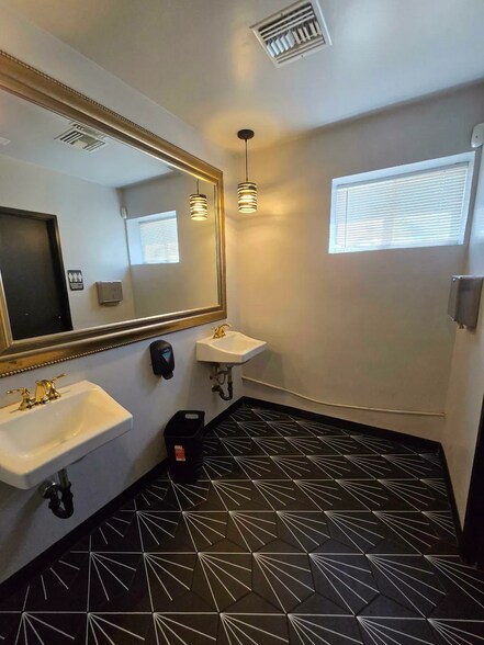 More Photos Of 1544 E McDowell Rd, Phoenix Bar For Sale