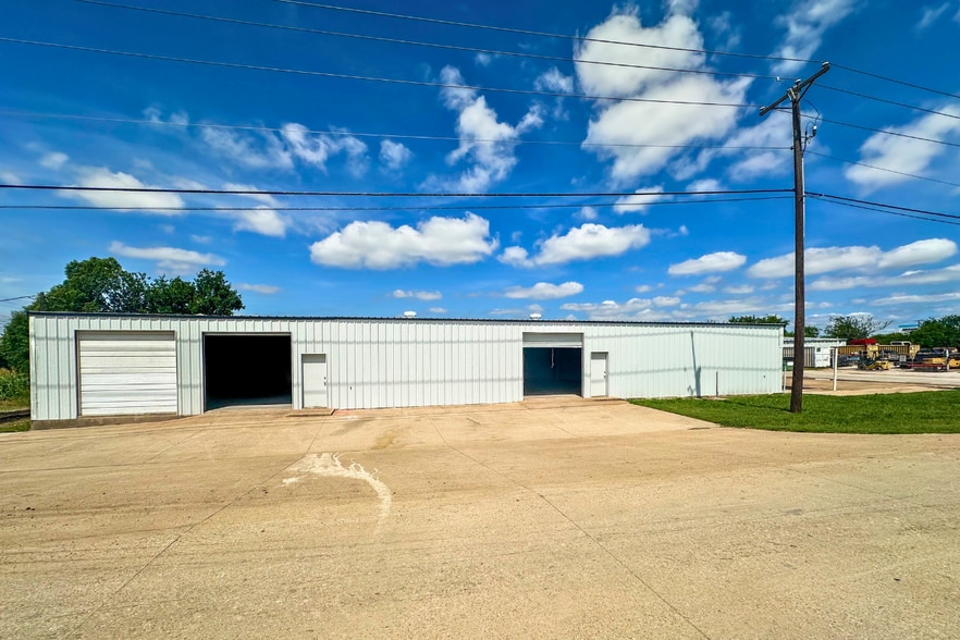 More Photos Of 140 Coin St, Fort Worth Warehouse For Sale