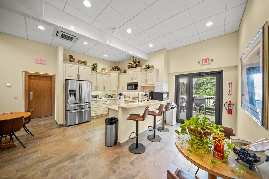 More Photos Of 7680 Matoaka Rd, Sarasota Office For Sale