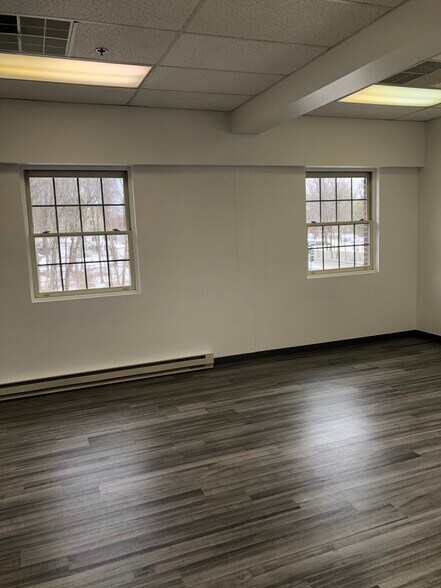 More Photos Of 200 Great Rd, Bedford Storefront Retail Office For Lease