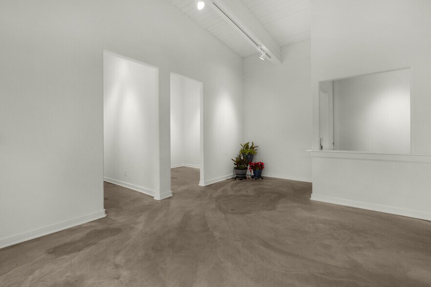 More Photos Of 809 S Holladay Dr, Seaside Showroom For Sale