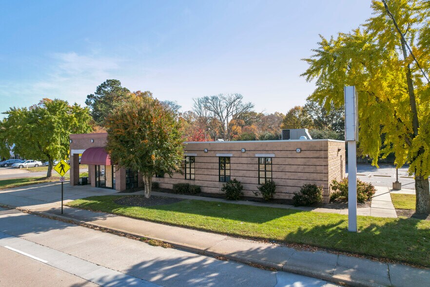 More Photos Of 1101 E Azalea Ave, Richmond Bank For Sale