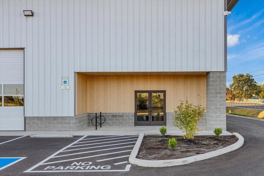 More Photos Of 167 Bateman Dr, Medford Light Manufacturing For Lease