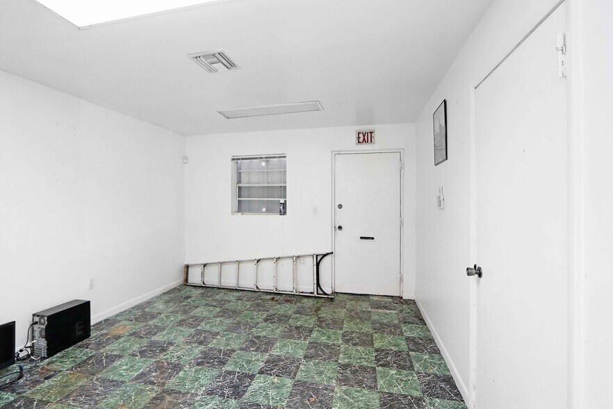 More Photos Of 2044 NW 22nd St, Miami Warehouse For Lease