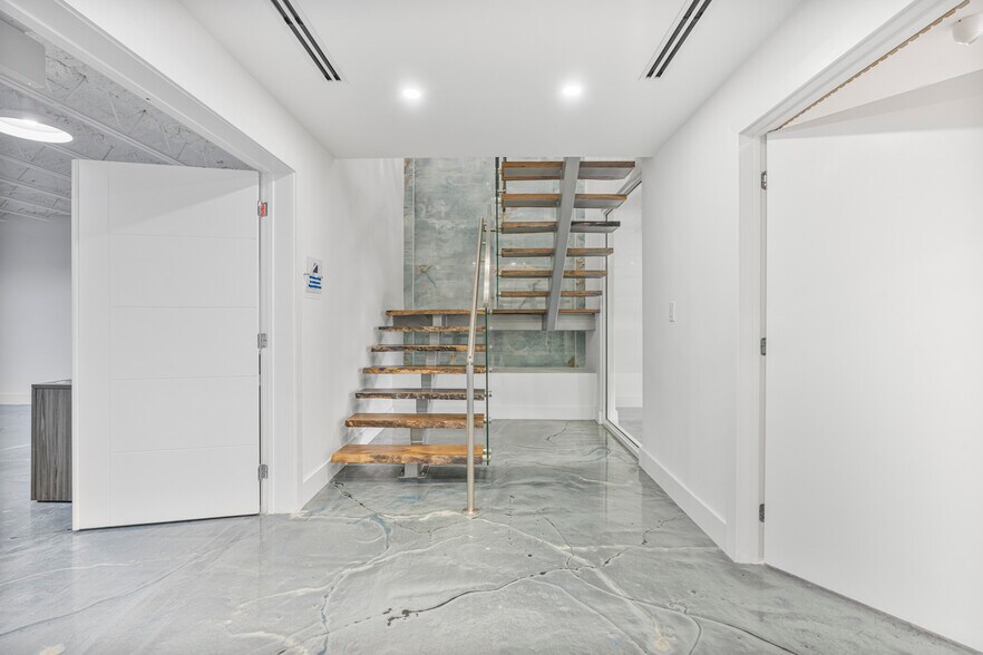 More Photos Of 2075-2129 W 76th St, Hialeah Showroom For Lease