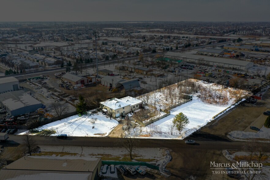 More Photos Of 10S336 Schoger Dr, Naperville Flex For Sale