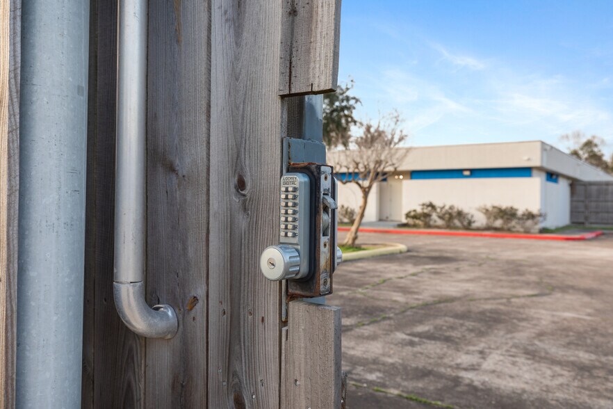 More Photos Of 301 Medic Ln, Alvin Self Storage For Sale