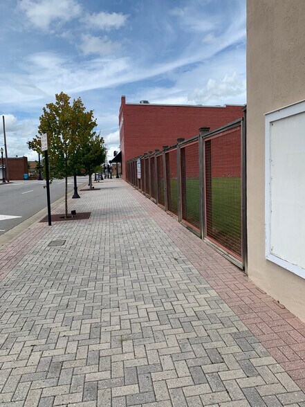 More Photos Of 150 E Thomas St, Rocky Mount General Retail For Lease