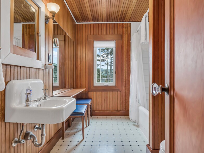 More Photos Of 1021 Promenade, Seaside Specialty For Sale