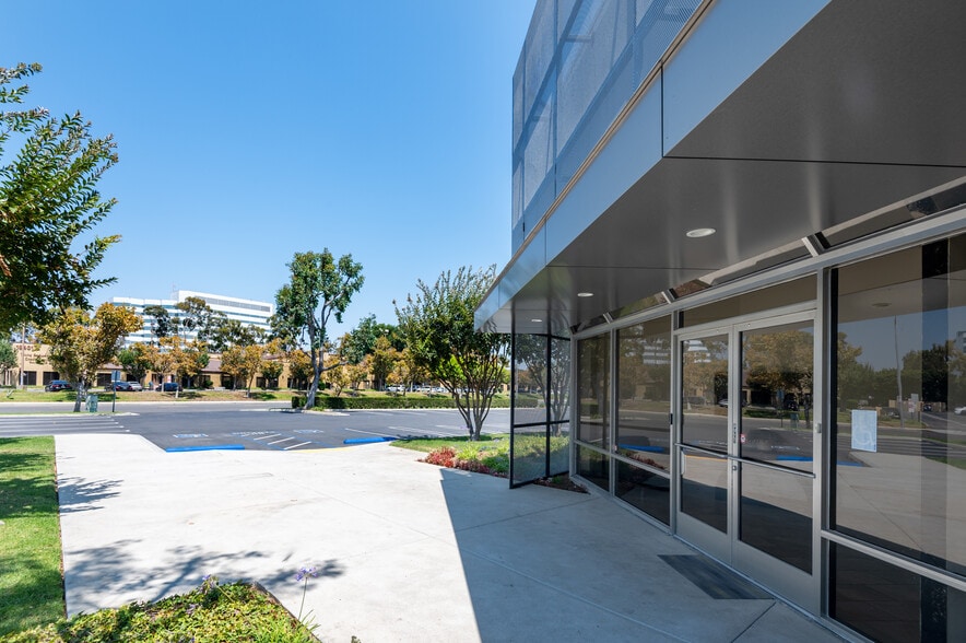 More Photos Of 960-970 Knox St, Torrance Warehouse For Lease