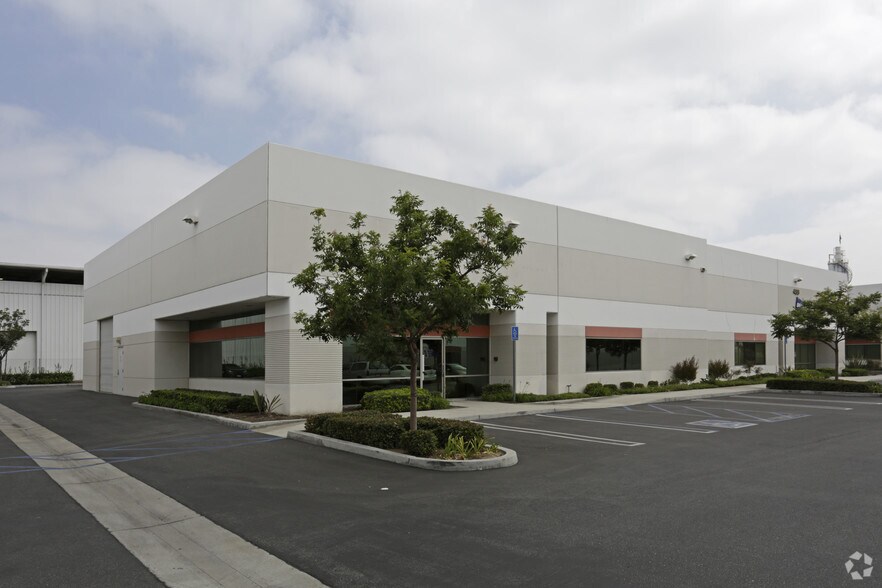 More Photos Of 480-488 W Meats Ave, Orange Warehouse For Lease