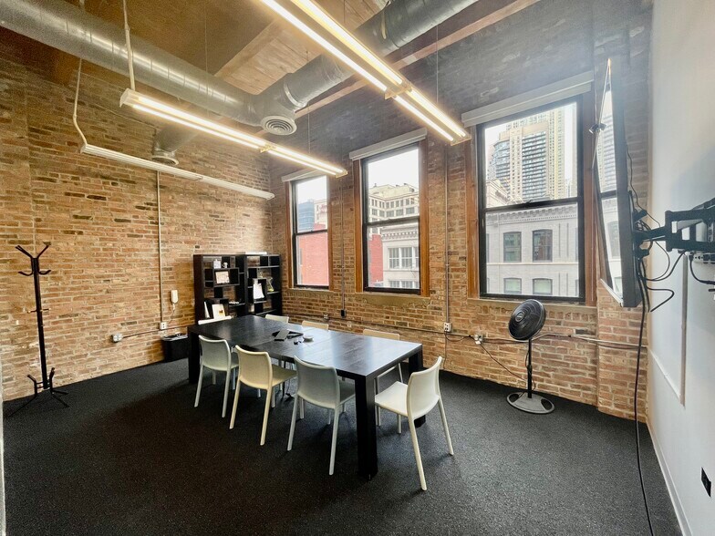 More Photos Of 9-15 W Hubbard St, Chicago Loft Creative Space For Lease