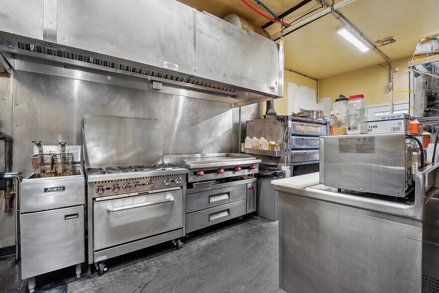 More Photos Of 900 Oak St, Pittston Showroom For Sale