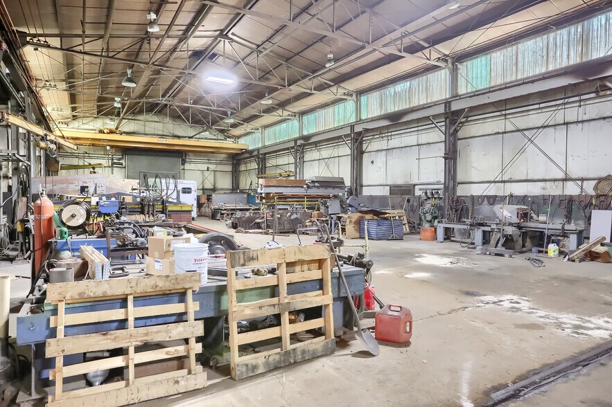 More Photos Of 800 N Water Ave, Sharon Service For Lease