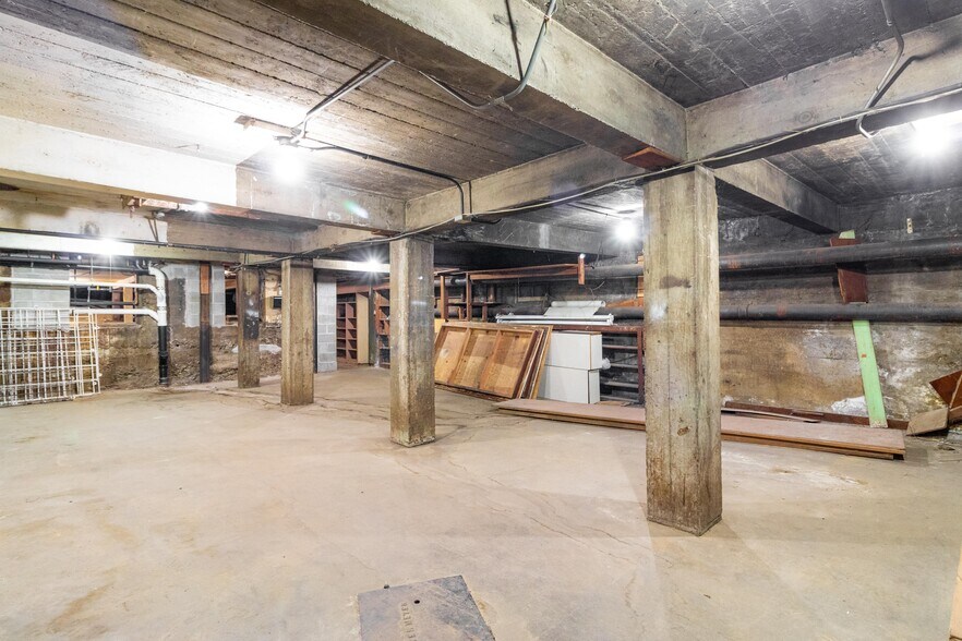 More Photos Of 622-630 SE Jackson St, Roseburg Storefront For Sale