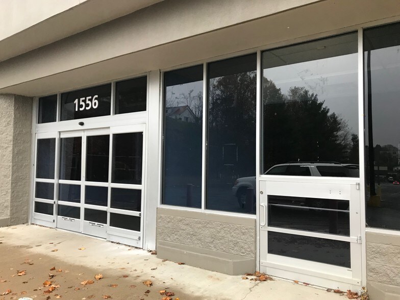 More Photos Of 1556 E Main St, Oak Hill Showroom For Lease