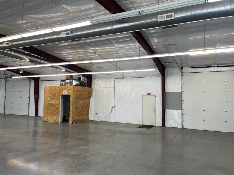 More Photos Of 1893 Airport Way, Richland Distribution For Lease