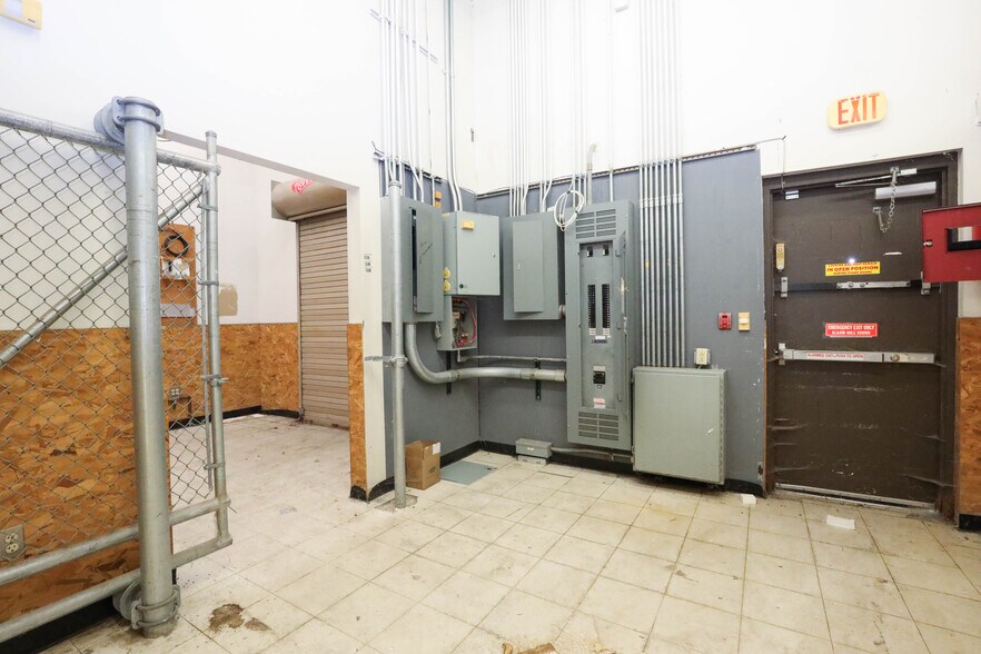 More Photos Of 902 N Lewis St, Glenville Drugstore For Lease