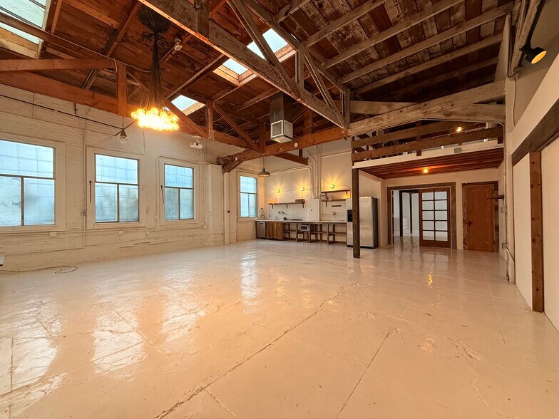 More Photos Of 209 San Juan Ave, Venice Flex For Lease