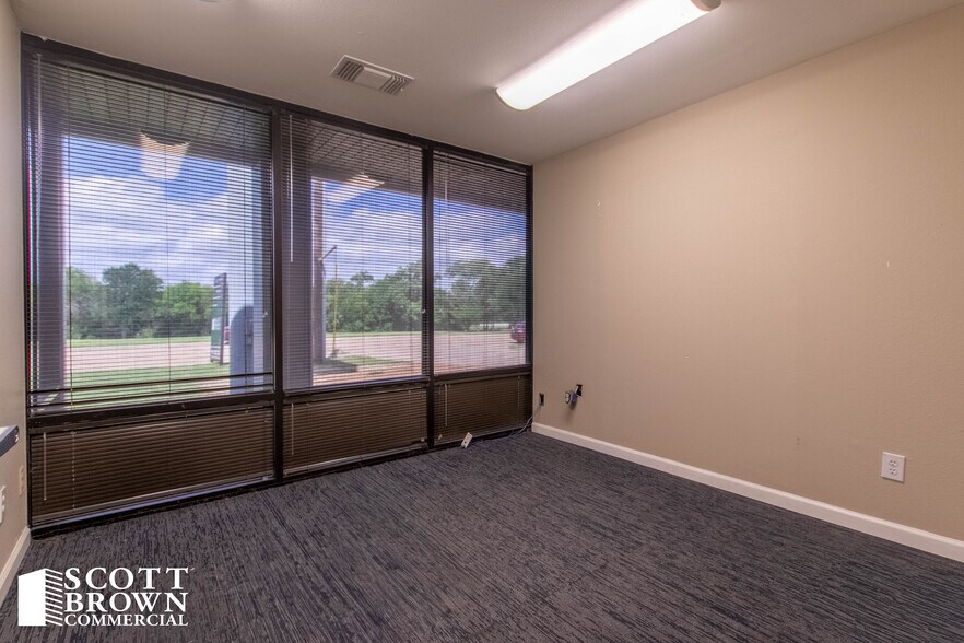 More Photos Of 10763 Mapleridge Dr, Dallas Distribution For Lease