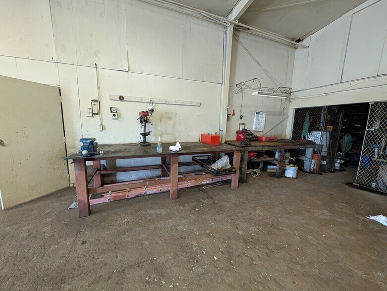 More Photos Of 707 Jewell Rd, Wilmore Warehouse For Sale