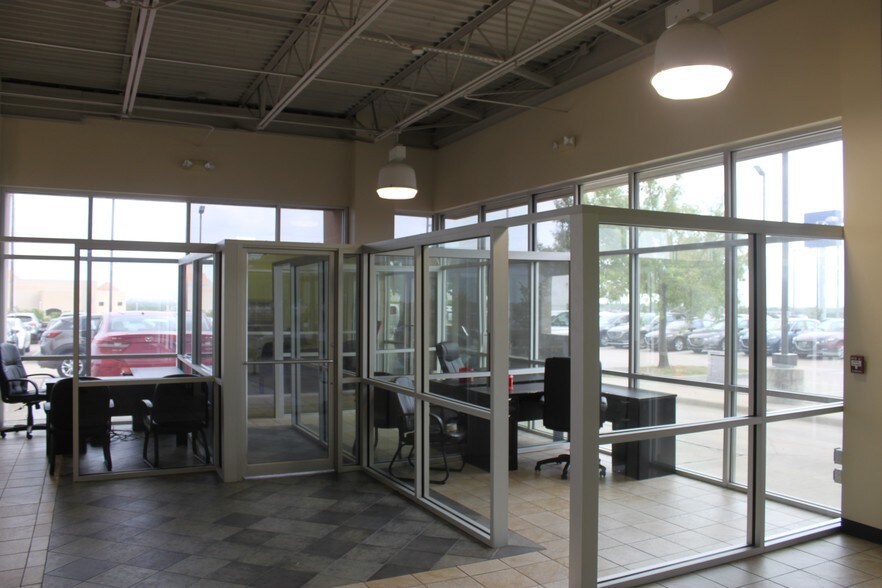 More Photos Of 39490 Lyndon B Johnson Fwy, Dallas Auto Dealership For Lease