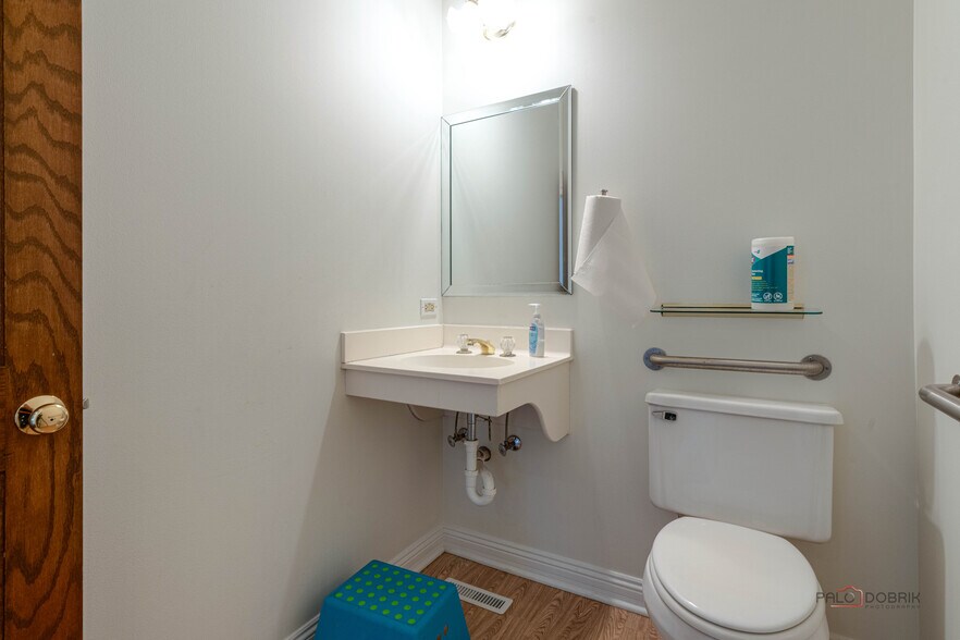More Photos Of 1017-1019 W Park Ave, Libertyville Medical For Sale