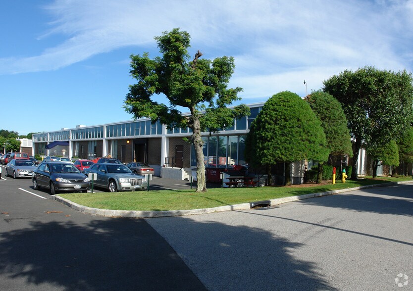 More Photos Of 2 Westchester Plz, Elmsford Light Manufacturing For Lease