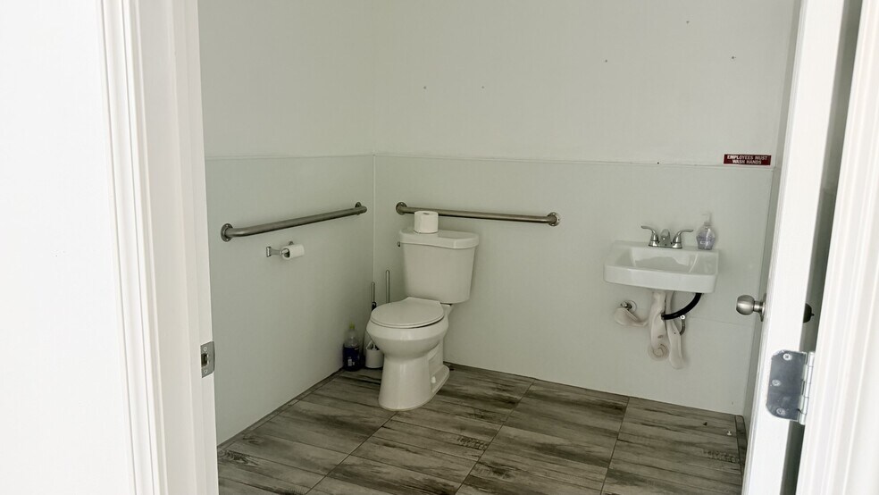 More Photos Of 1624 Hill Ave, Dickinson Storefront Retail Office For Lease
