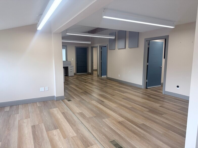 More Photos Of 700 N River Dr, Kankakee Office For Sale