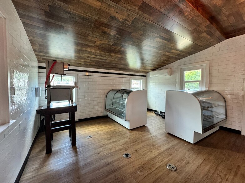 More Photos Of 824 Kokomo Rd, Haiku Restaurant For Sale