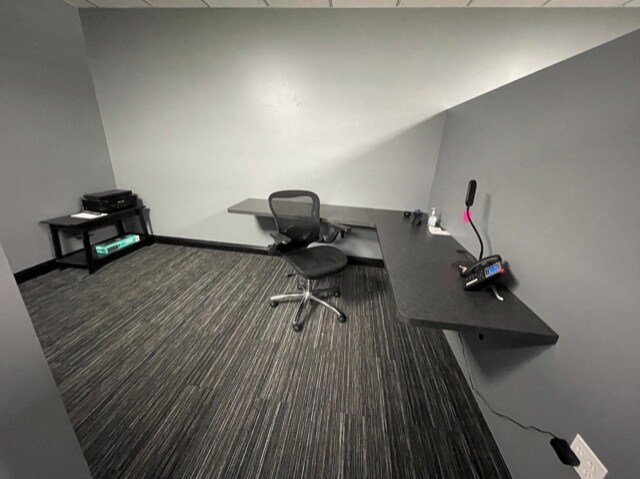 More Photos Of 170 W Circle Dr, Saint Charles Manufacturing For Lease