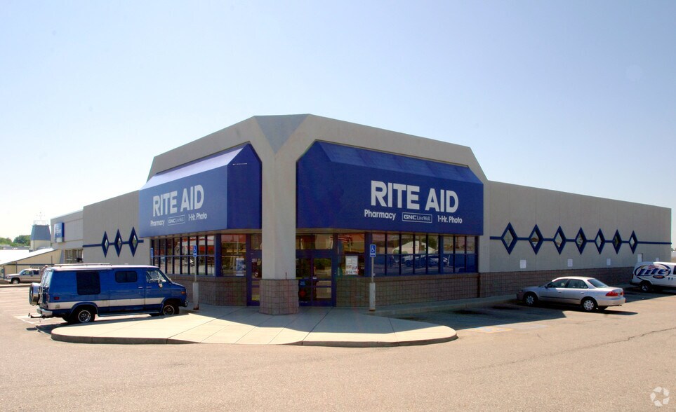 More Photos Of 3100-3118 E Saginaw St, Lansing Freestanding For Lease