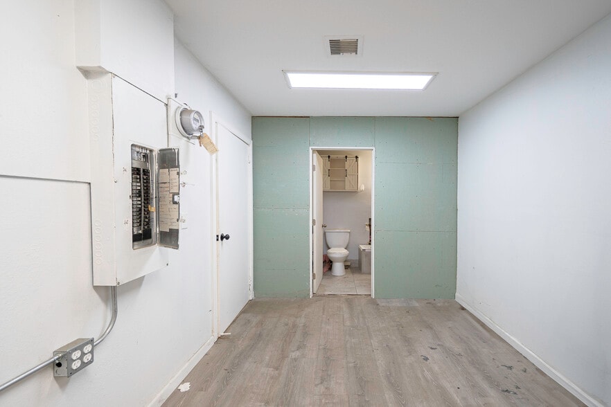 More Photos Of 6943 Eton Ave, Canoga Park Manufacturing For Lease
