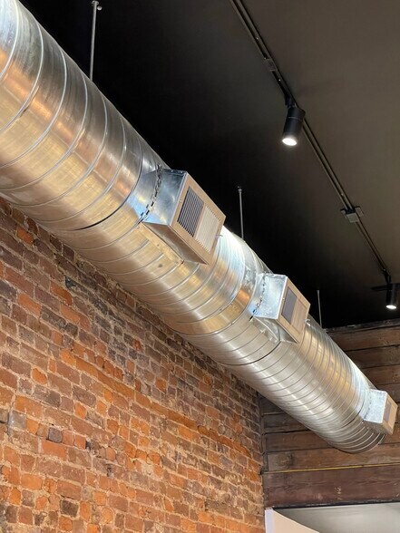 More Photos Of 20-24 E Beverley St, Staunton General Retail For Lease