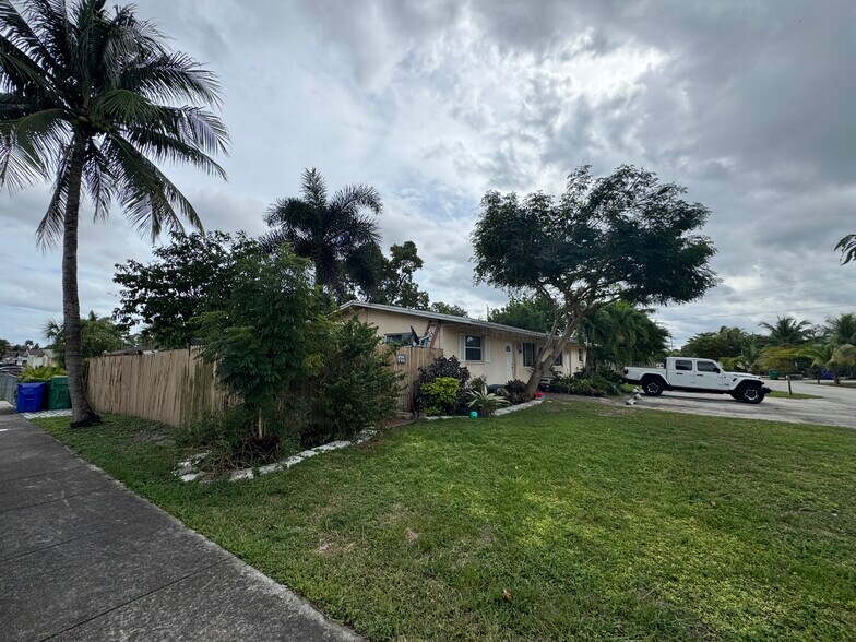 More Photos Of 2200 SW 42nd Ave, Fort Lauderdale Multifamily For Sale