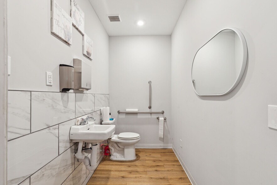 More Photos Of 6713 Ogontz Ave, Philadelphia Office For Sale