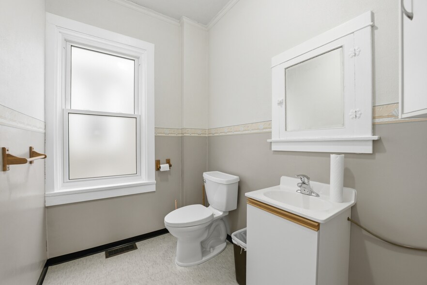 More Photos Of 29 Jarvis St, Fort Erie Office For Sale