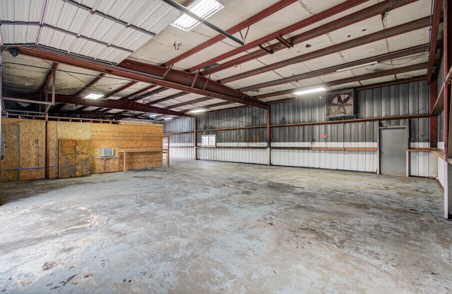 More Photos Of 5747 Northdale St, Houston Industrial For Lease