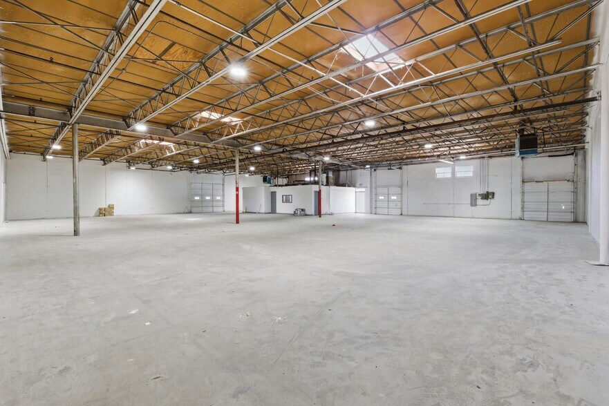 More Photos Of 13908-13910 Distribution Way, Farmers Branch Distribution For Lease