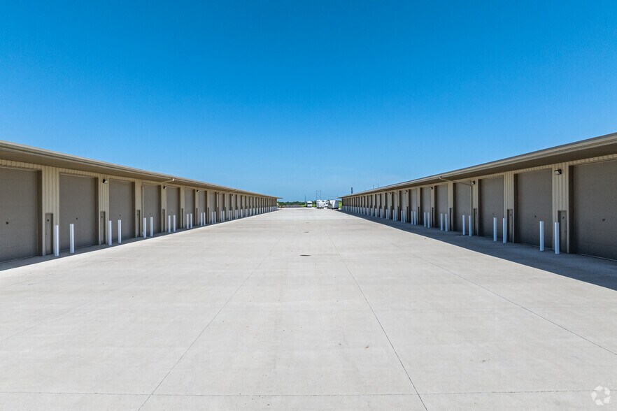 More Photos Of 14600 N US Highway 169, Smithville Self Storage For Lease