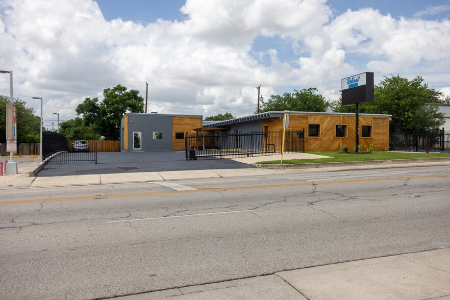 Primary Photo Of 1119 Fresno St, San Antonio Light Manufacturing For Sale