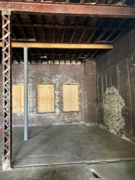 More Photos Of 4837 N Lipps Ave, Chicago Bar For Lease