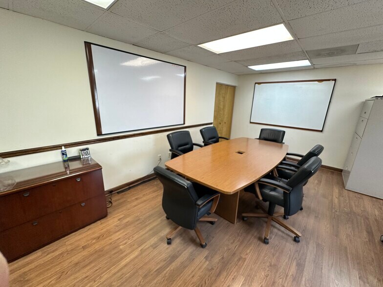 More Photos Of 8271 Brock Bridge Rd, Laurel Warehouse For Lease