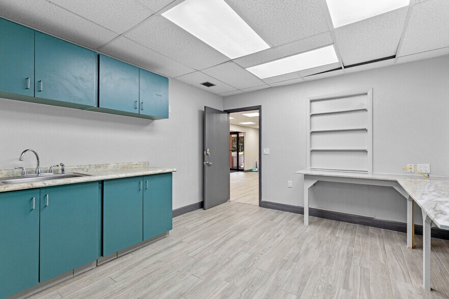 More Photos Of 901 N Grove St, Eustis Office For Sale
