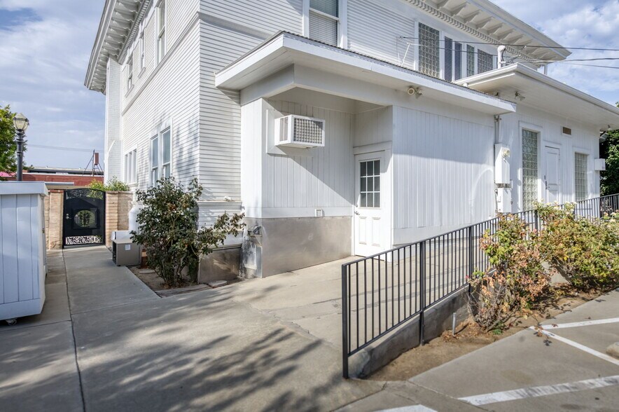 More Photos Of 916 E Divisadero St, Fresno Funeral Home For Sale