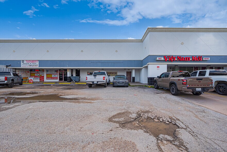 More Photos Of 8002-8138 Boone Rd, Houston Storefront For Sale