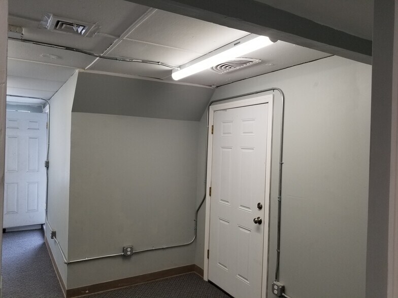 More Photos Of 22 Van Buren Ave, Floral Park Warehouse For Lease