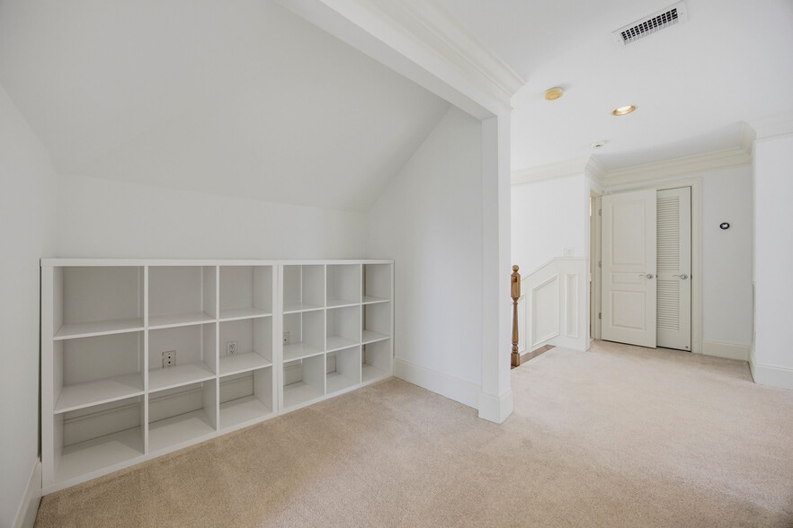 More Photos Of 574 East Ave NE, Atlanta Specialty For Sale